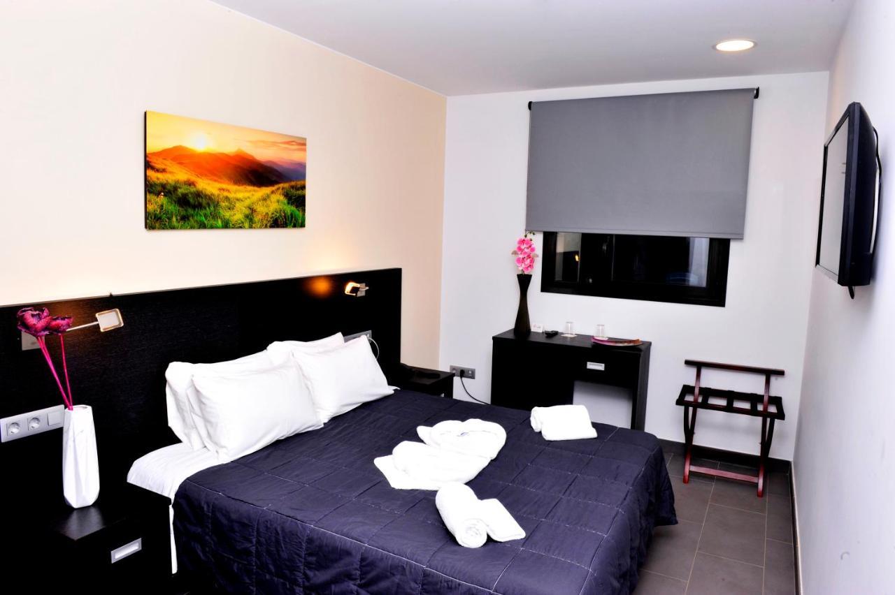 6 Bis Hotel Castelldefels Exterior foto